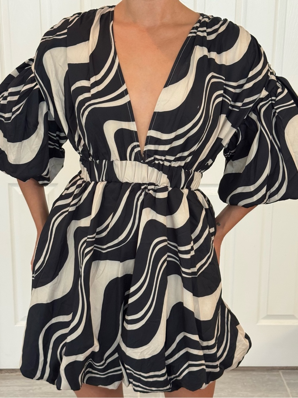 PrettyLittleThing Black & Cream Abstract Puff Sleeve Bubble Hem Shift Dress